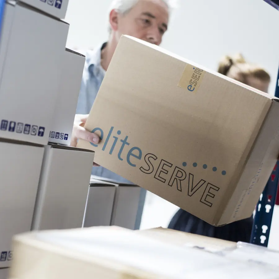 Einlagern eines eliteSERVE-Kartons im Regal